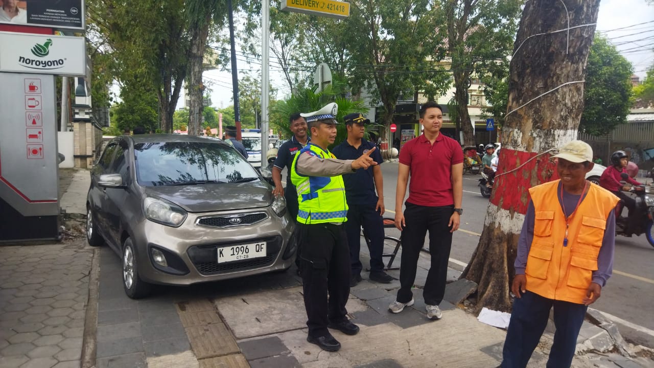 SOSIALISASI: Anggota Satlantas Polres Grobogan sedang sosialisasi tertib berlalu lintas ke juru parkir (jukir) di sepanjang Jalan R Suprapto, Kota Purwodadi, Groboga