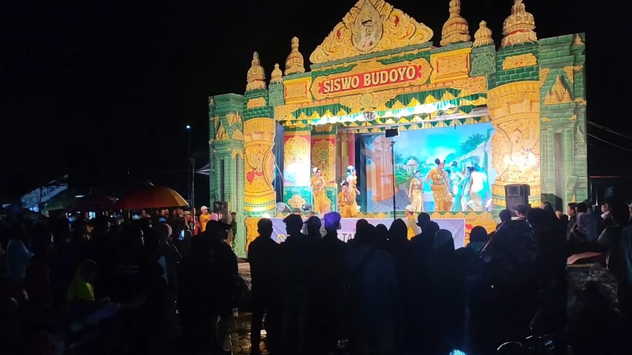 TRADISI: Pemkab Pati menanggap ketoprak di Alun-alun Kembangjoyo baru-baru ini. (ANDRE FAIDHIL FALAH/RADAR KUDUS)