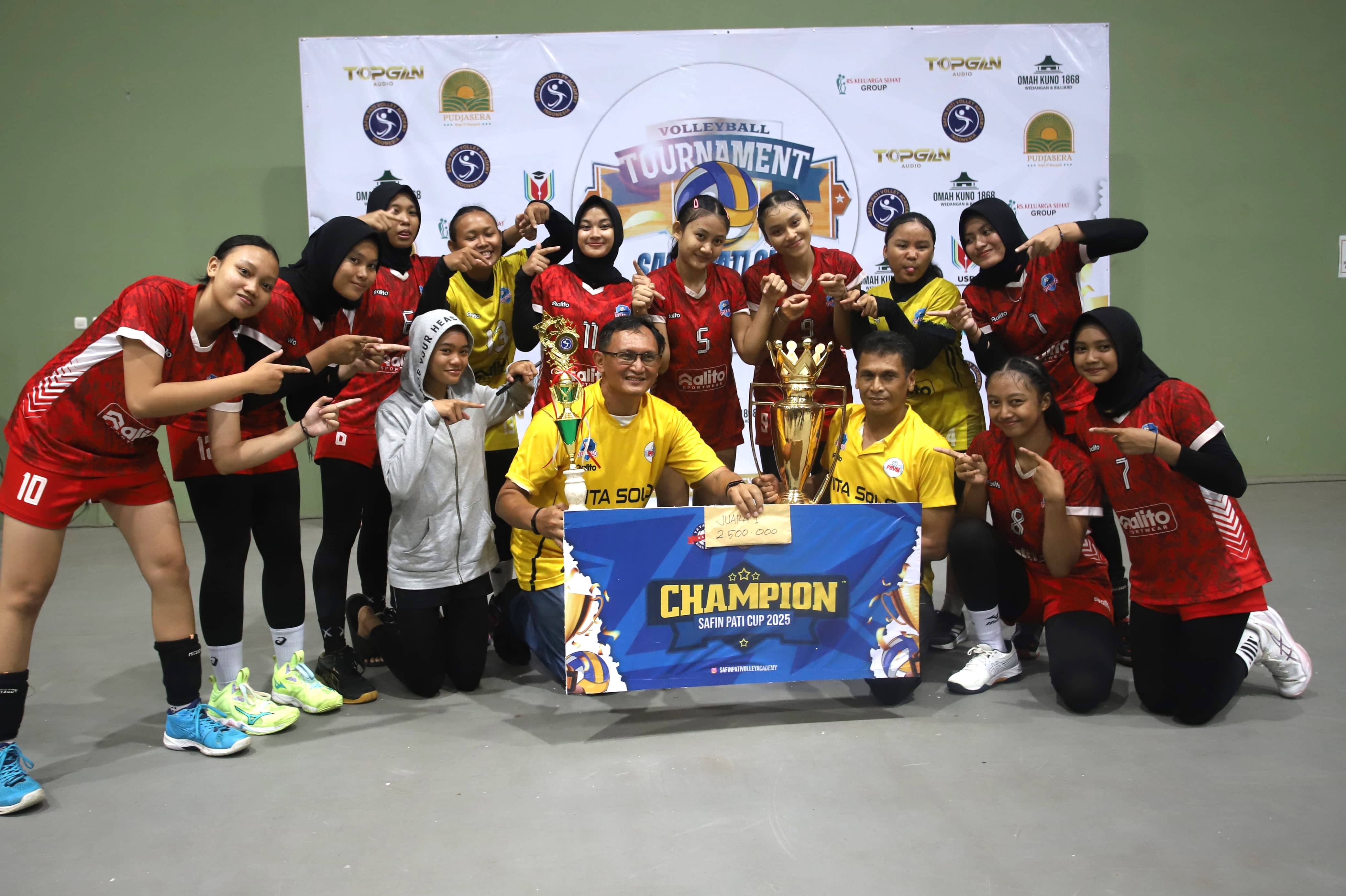 Para pemain dan pelatih tim Vita Solo berfoto usai memenangkan turnamen bola voli Vita Solo di Safin Arena. (SPSS UNTUK RADAR PATI)