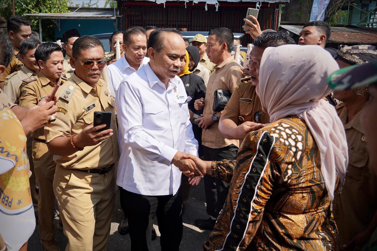 PERTAMA KALI &ndash; Menteri Koperasi Budi Arie meninju lokasi acara Musyawarah Desa Khusus pendirian Koperasi Desa Merah Putih di Desa Kapung Kecamatan Tanggungharjo.