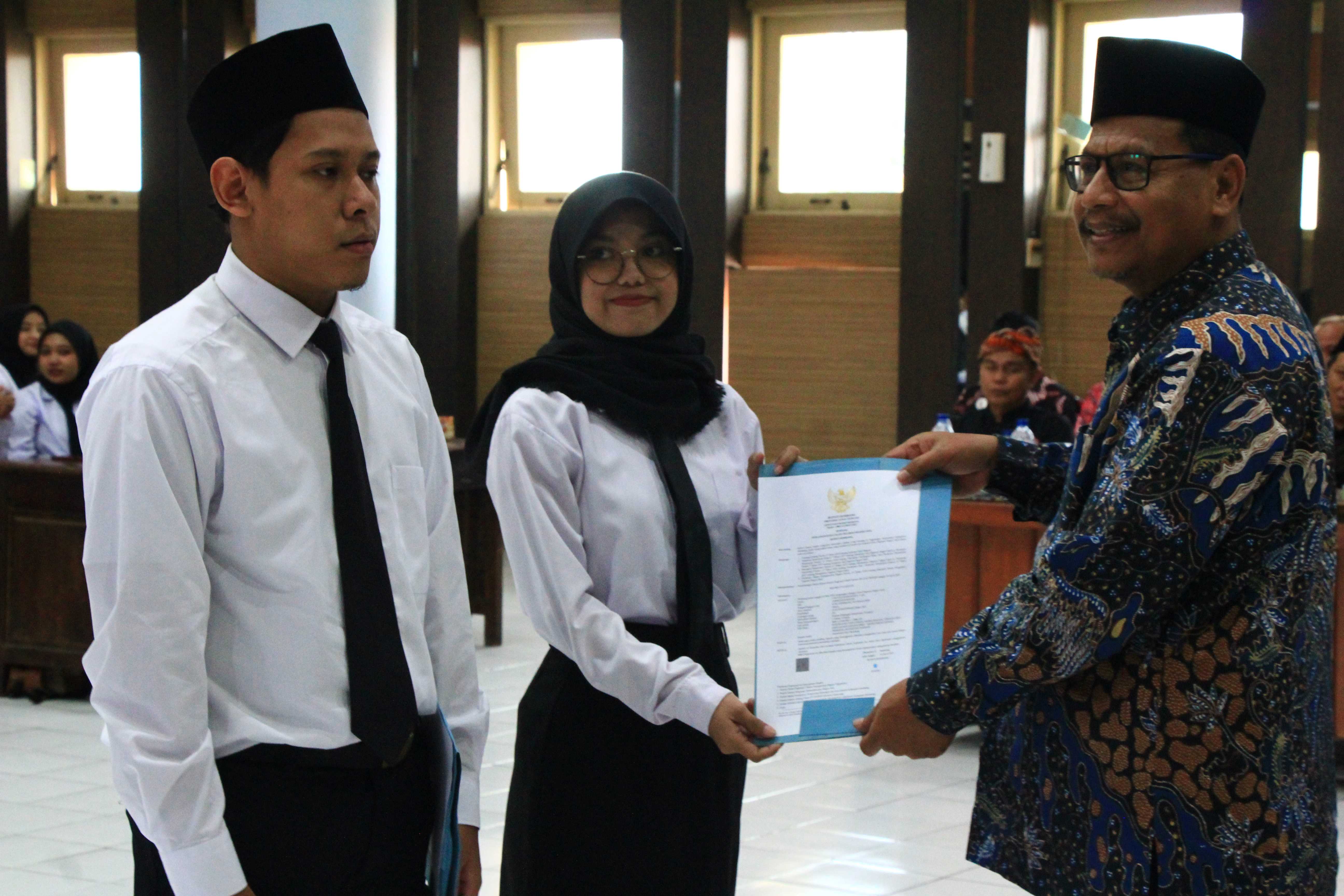 TERIMA SK : Bupati Rembang Harno saat Menyerahkan SK CPNS beberapa waktu lalu