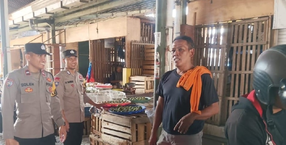 DICEK: Personel Polsek Juwana mendatangi salah satu warga di area Alun-alun Juwana kemarin.