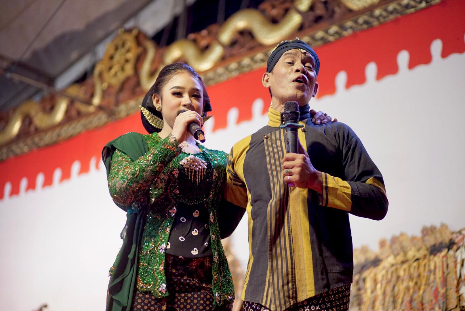 MERIAH: Niken Salindry menjadi bintang tamu spesial untuk mengisi hiburan dalam tradisi Sedekah Bumi di Menawan Mantu #4 Selasa (6/5) malam.