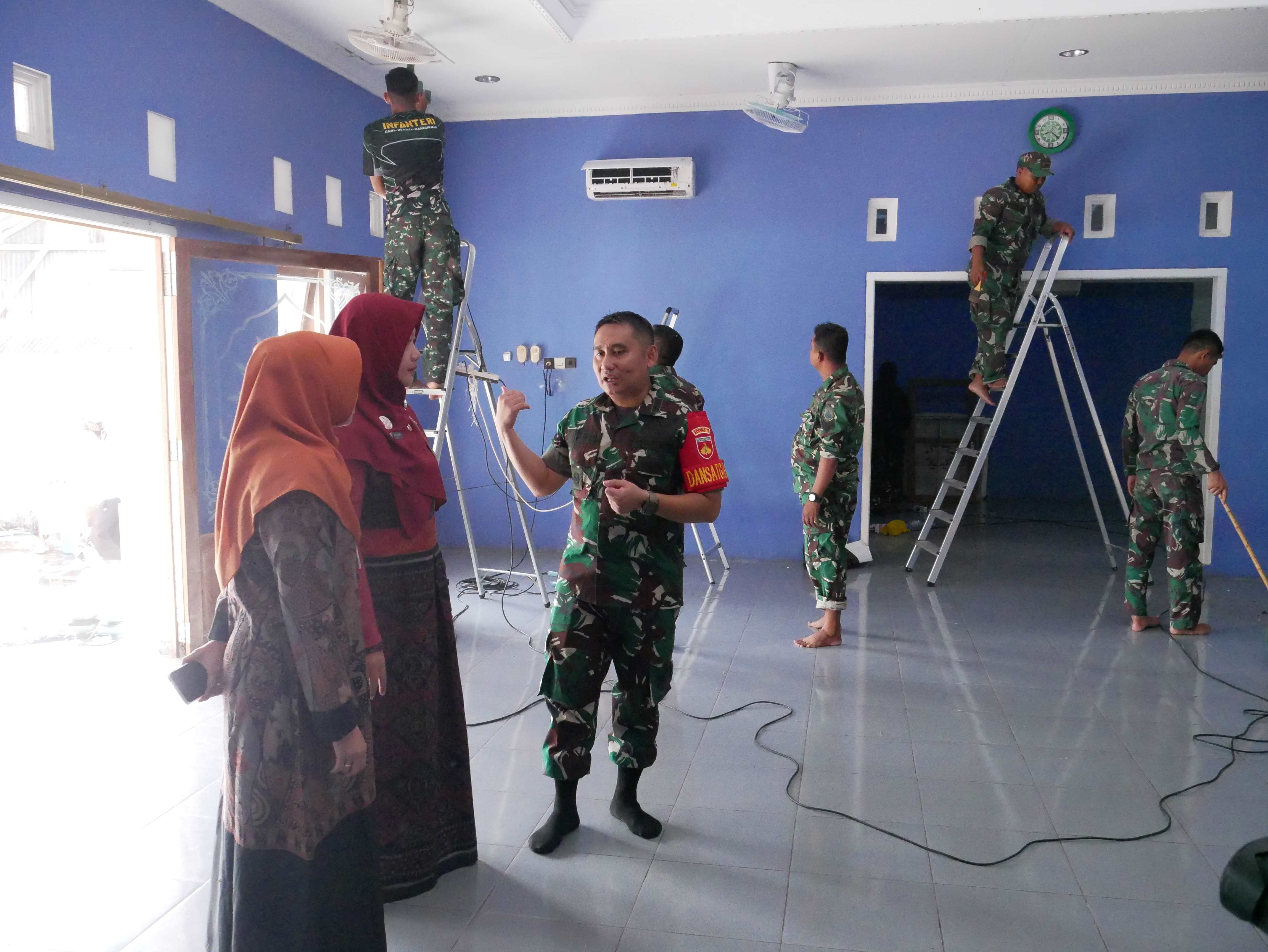 KOLABORATIF: Jajaran TNI melakukan resik-resik masjid di Desa Kecapi.