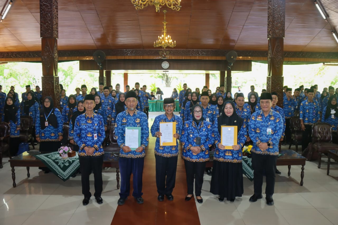 SAH: Wakil Bupati Blora Sri Setyorini saat melantik dan memberikan SK mutasi kepada para guru.
