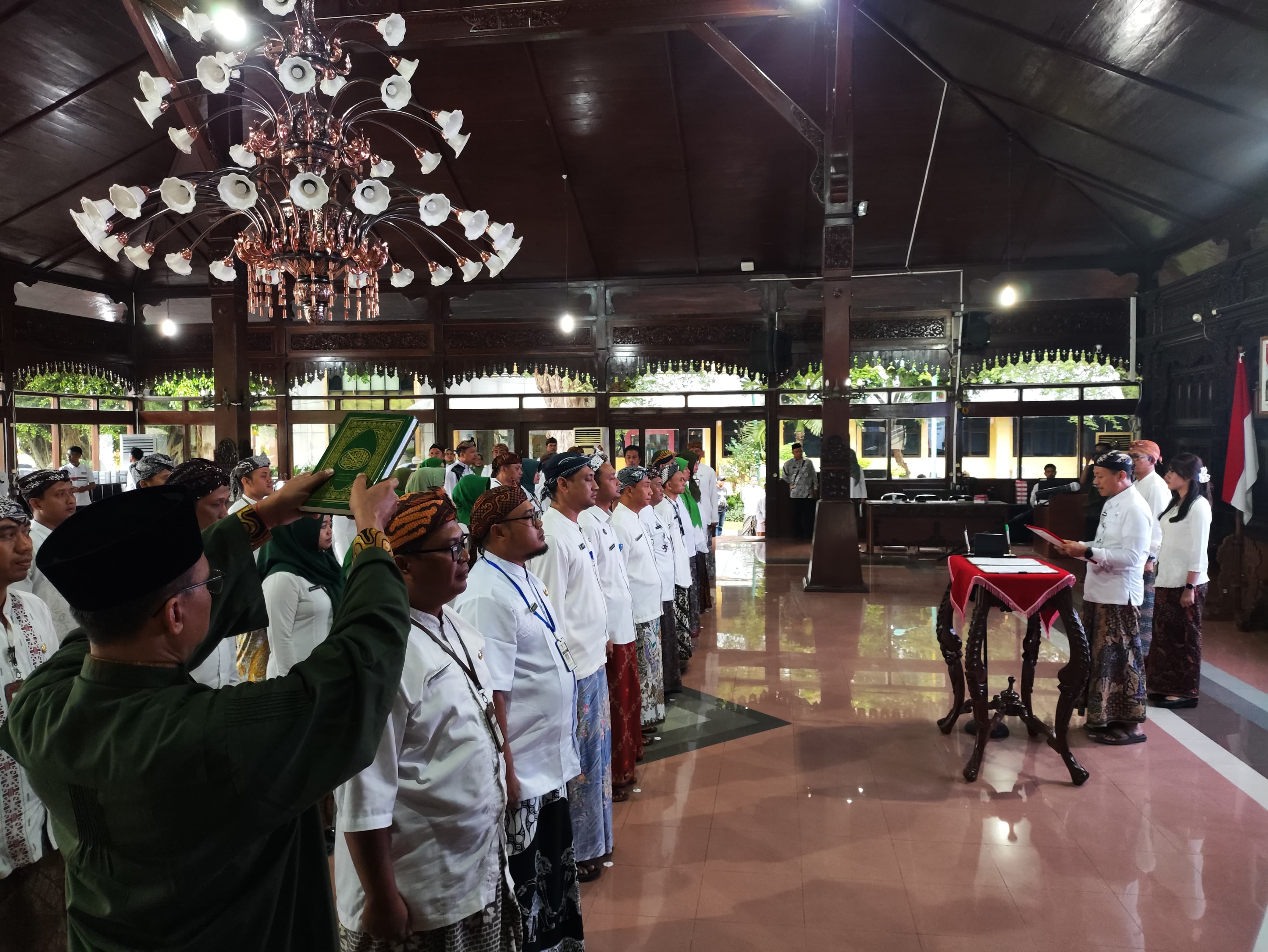 TUGAS BARU: Bupati Kudus Sam&rsquo;ani Intakoris melantik 30 pejabat kemarin.