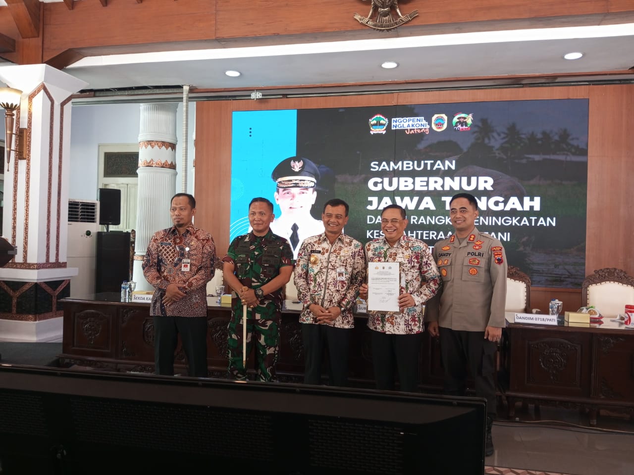 OPTIMISTIS : Bupati Pati Sudewo bersama Gubernur Jawa Tengah Ahmad Lutfi didampingi Dandim 0718/Pati dan Wakapolresta Pati berfoto bersama usai penandatanganan komitmen