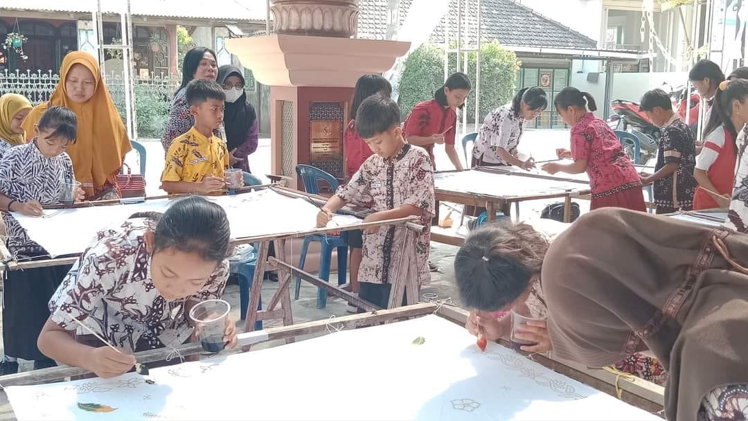 SERU : Anak-anak mengikuti kegiatan di area museum batik tulis Bakaran.