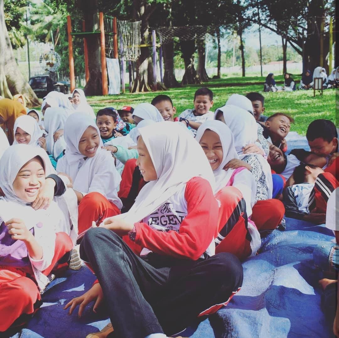 GEMBIRA: Anak-anak bermasin bersama di pelataran Rumah Kreasi Pelangi.
