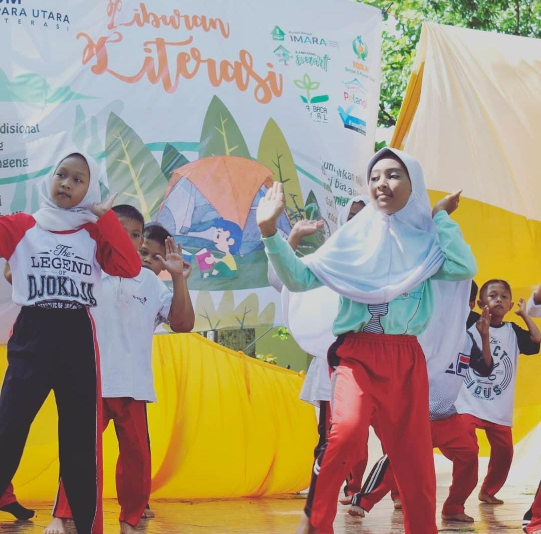 ANTUSIAS: Para anak tengah mempersembahkan tari dalam pertunjukan di Rumah Kreasi Pelangi.