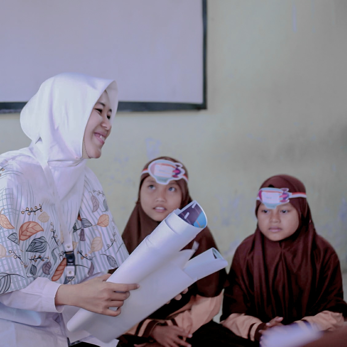 BERDEDIKASI: Mita tengah membersamai para pemustaka atau anak-anak dalam kelas inspirasi belum lama ini.