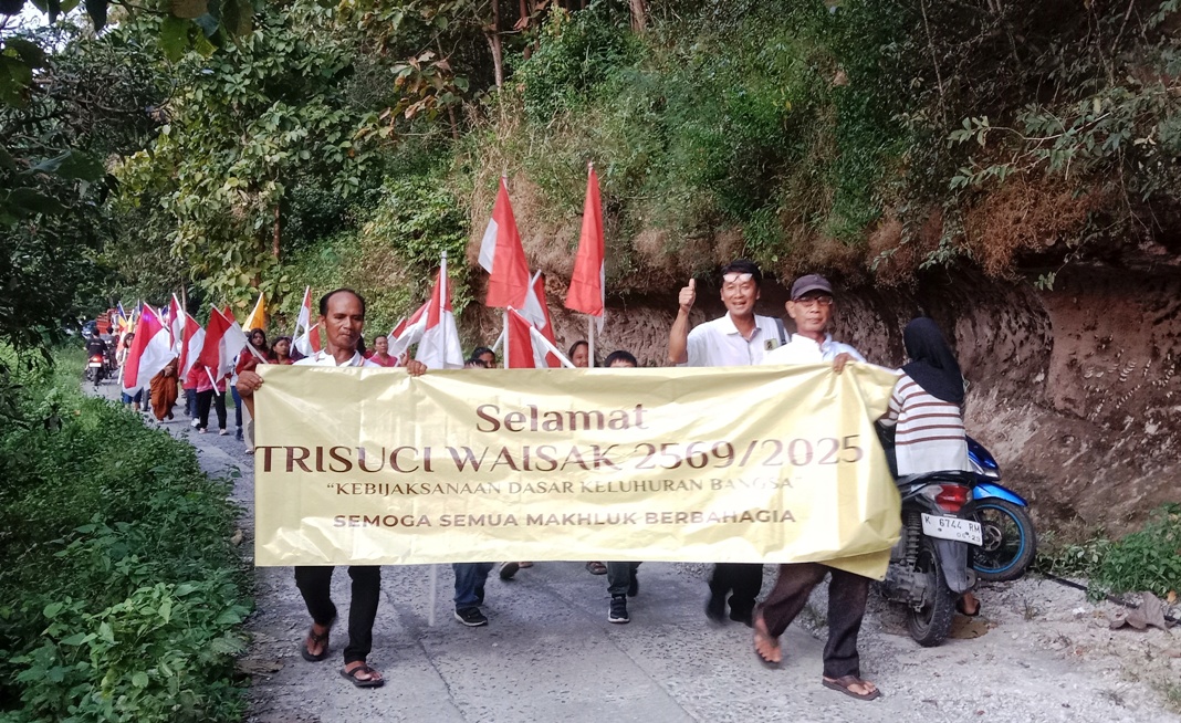 SEMANGAT: Umat Budha di Lasem, Rembang menempuh perjalanan spiritual dari Vihara Widyaloka menuju Candi Sudhamo Mahathera di Kompleks Vihara Ratanavana Arama. Tempuh Perja