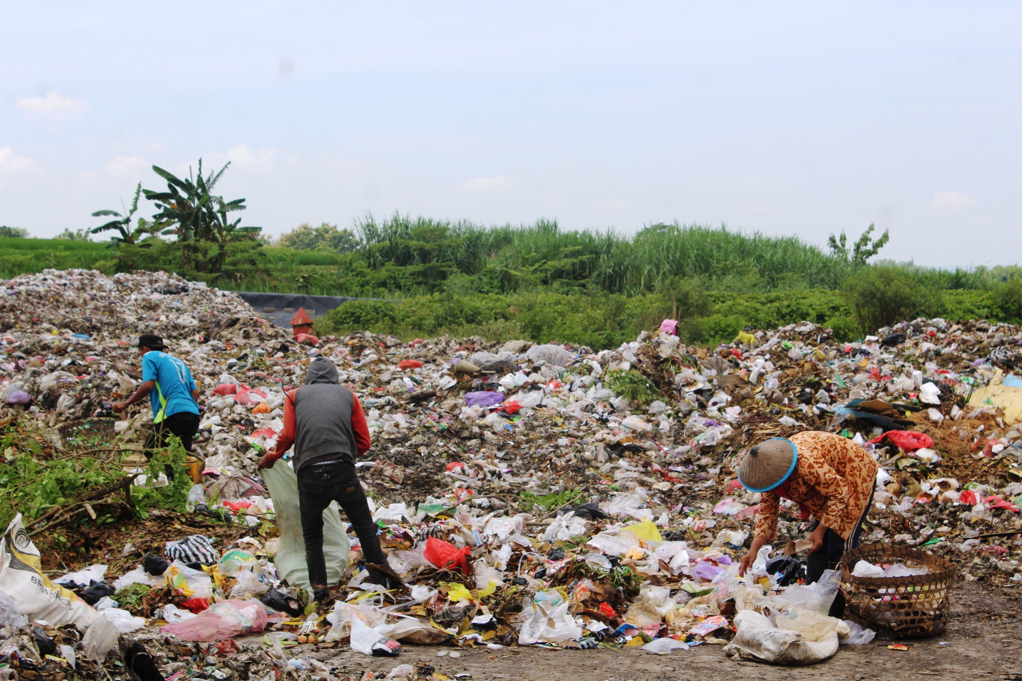 RENCANA PENDIRIAN: Petugas sampah DLH Blora melakukan pemilahan sampah habis pakai di TPA Temurejo Blora