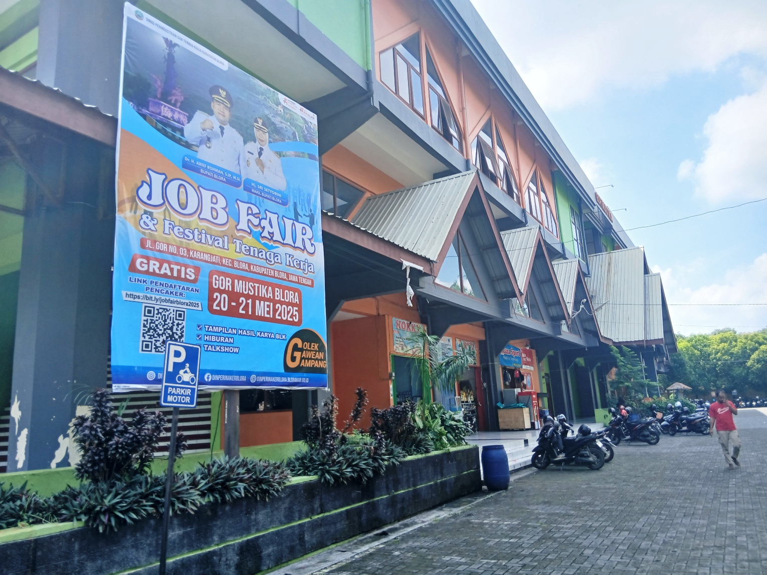 TERBUKA: Baliho job fair yang sudah terpasang di kompleks GOR Mustika.