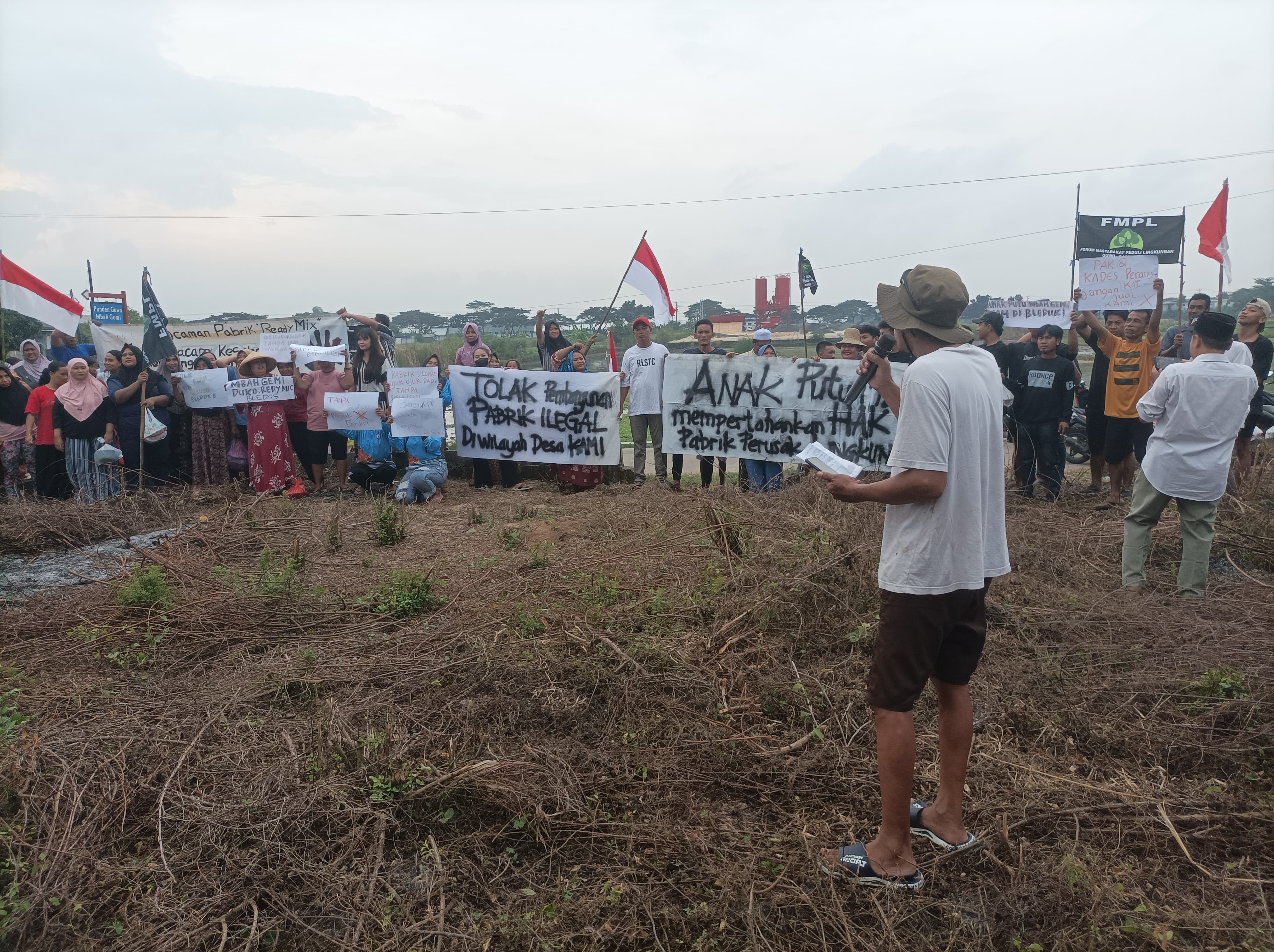 DOA : Forum Masyarakat Peduli Lingkungan (FMPL) Dukuh Guwo Desa Gadingrejo Kecamatan Juwana Kabupaten Pati menggelar bancaan atau berdoa bersama di punden setempat, kemarin