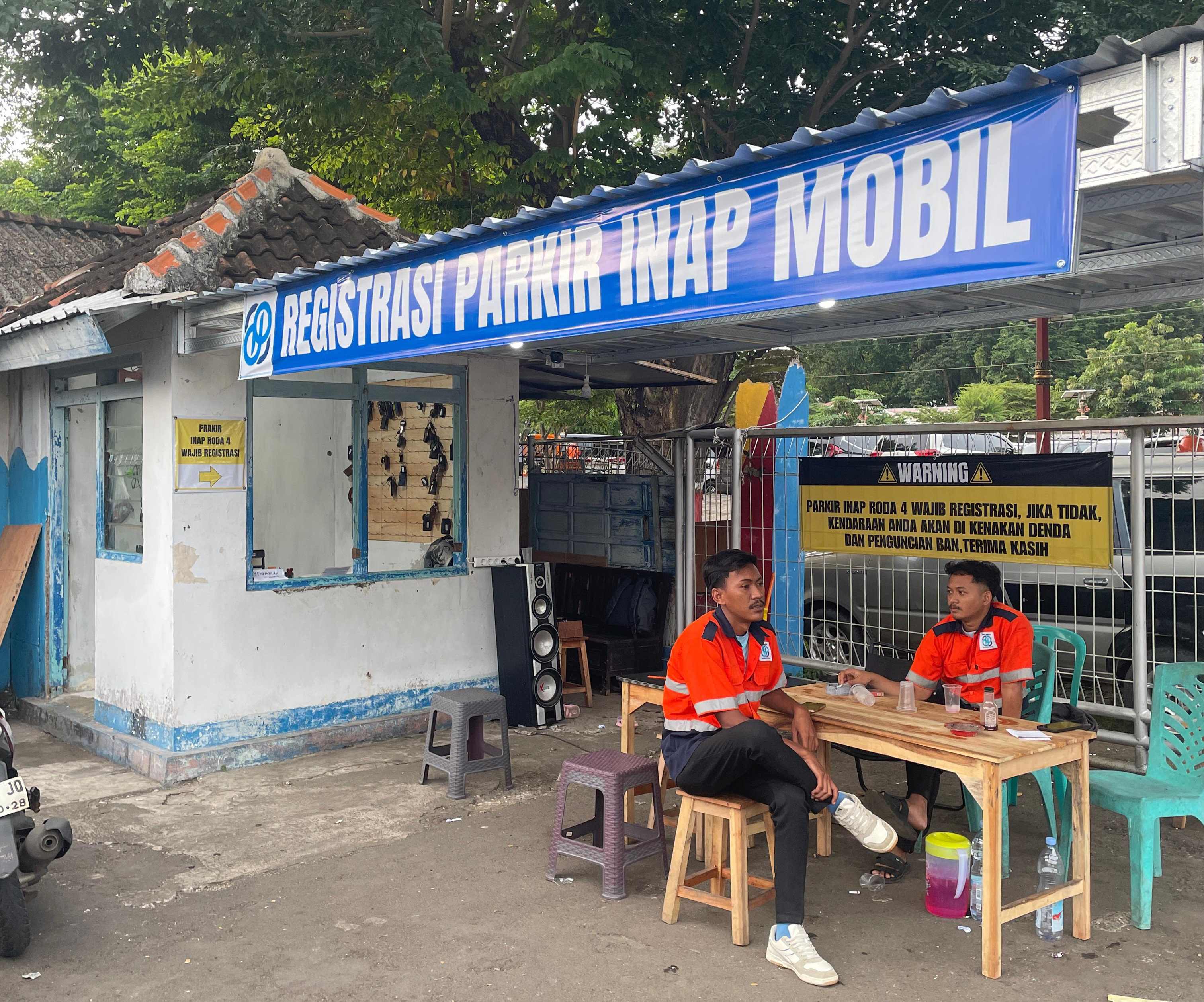 POS PARKIR: Petugas Sedang Berjaga di Pos Parkir Penyebrangan ke Pulau Karimunjawa