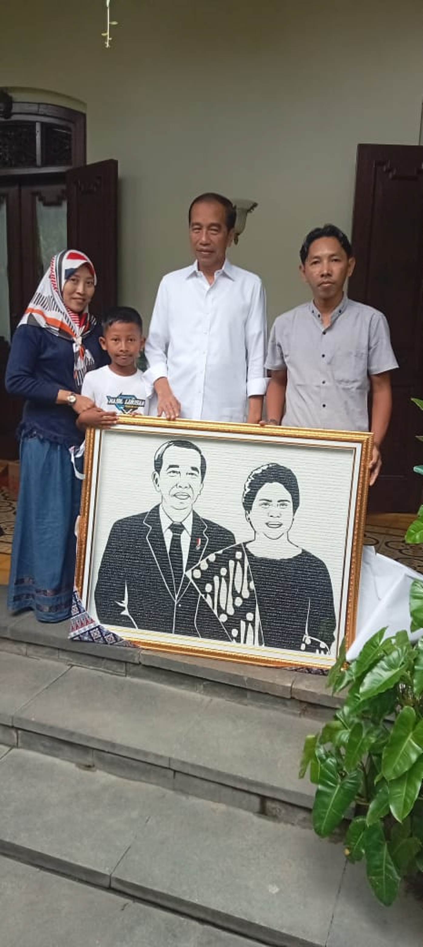 BANGGA: Jafar Labib bersama anak dan istrinya foto bareng Jokowi di kediamannya belum lama ini.