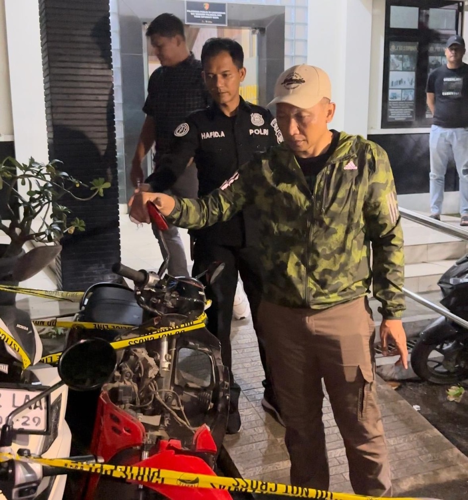 DITUNJUKKAN: Kasat Reskrim Polresta Pati AKP Heri Dwi Utomo melihatkan barang bukti tawuran di Mapolresta setempat belum lama ini.