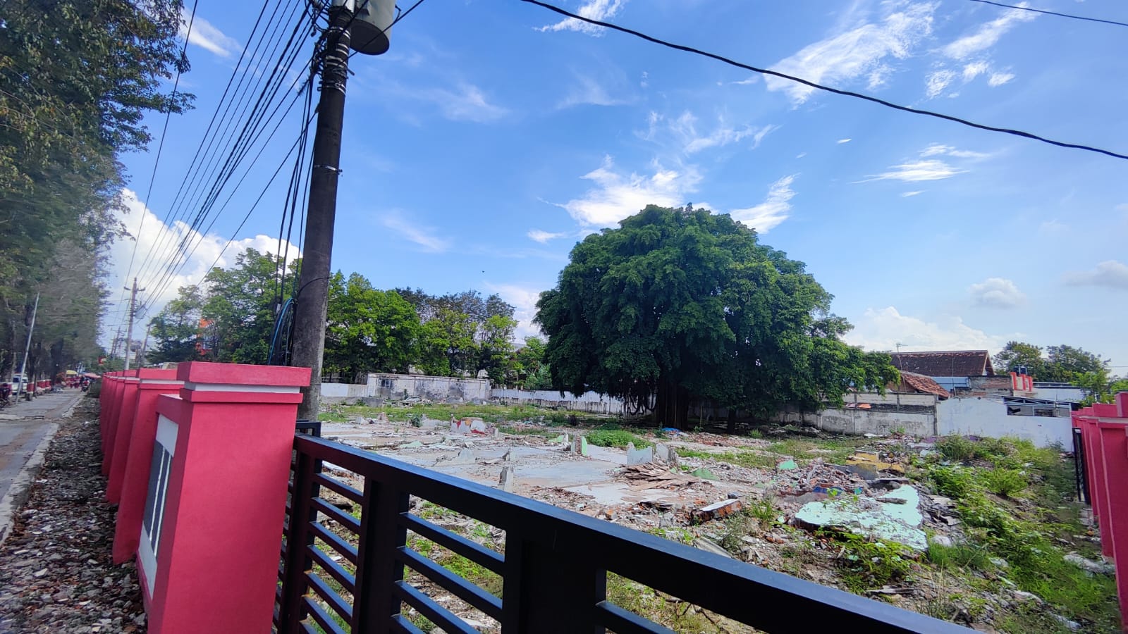 MASIH MANGKRAK &ndash; Bekas pasar Glendoh di Jalan R Soeprapto Purwodadi masih dibiarkan kosong dan belum ada pembangunan.