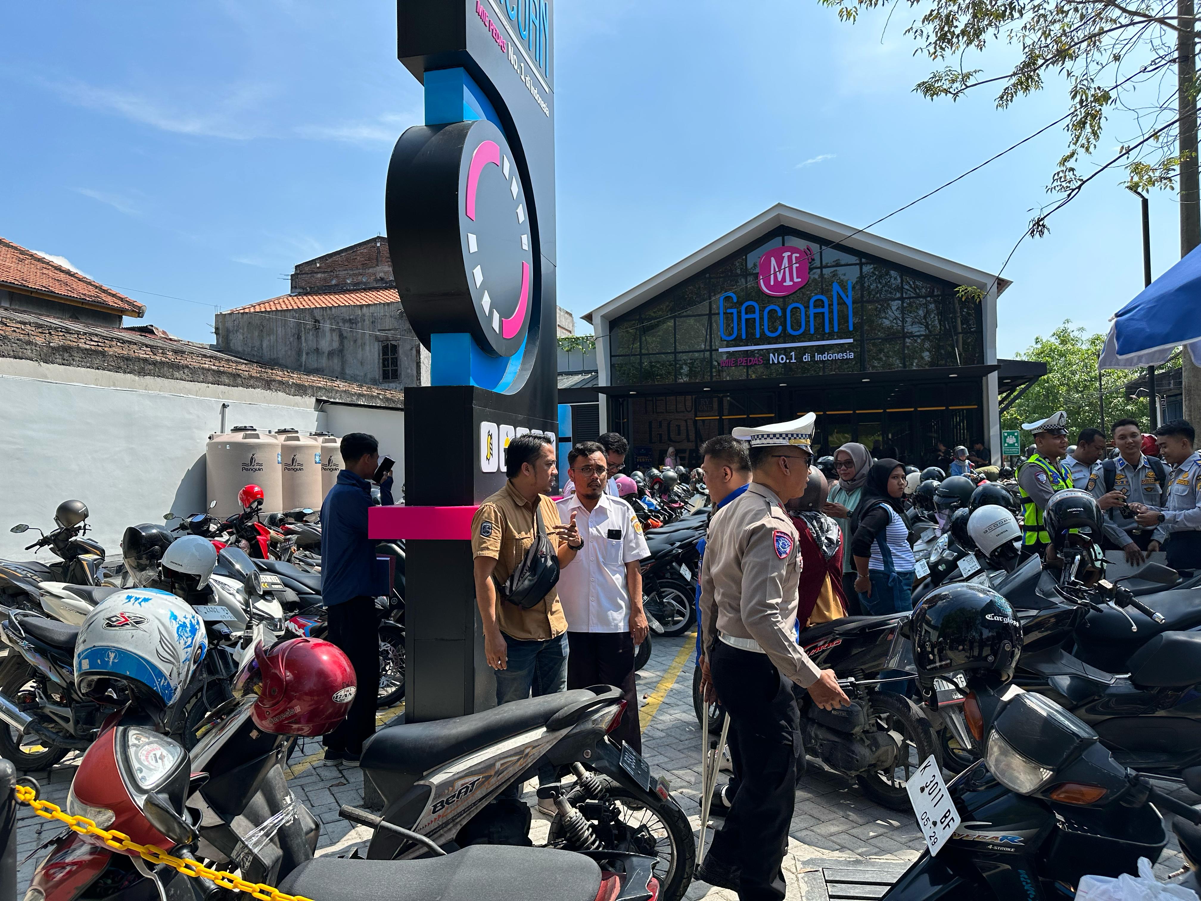 KOORDINASI: Tim gabungan saat mendatangi Mi Gacoan di Jalan R Suprapto, Kota Purwodadi, Grobogan.