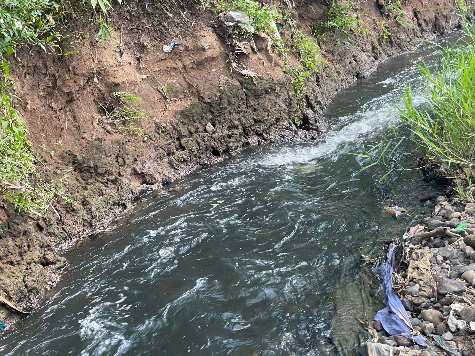 MENGHITAM : Kondisi Sungai Kaligung yang tercemar limbah dari PT Duniatex.