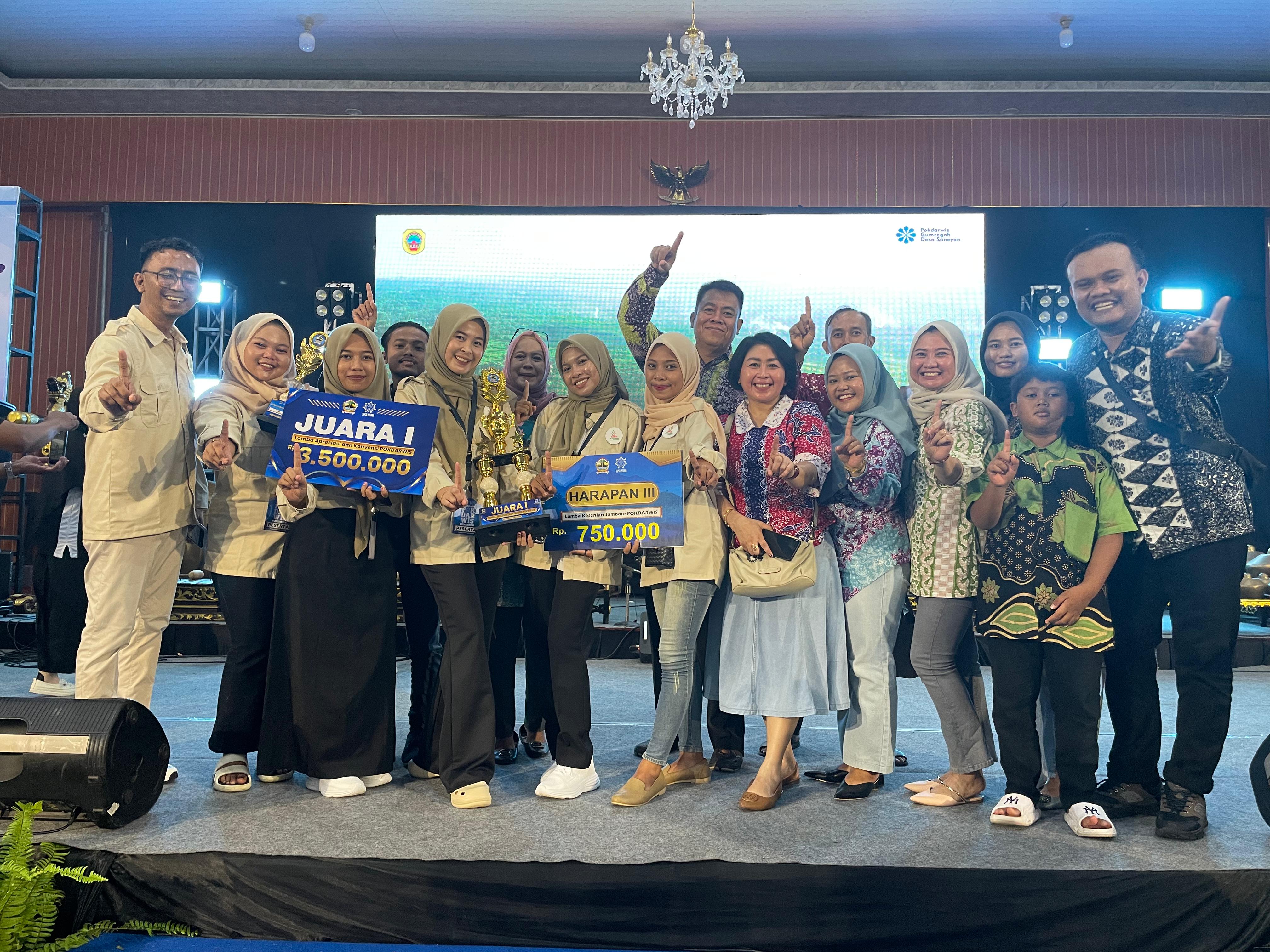 HARUMKAN DAERAH: Dinbudpar Rembang foto bersama anggota Pokdarwis Sekar Klojawu yang meraih juara I kelembagaan dalam Jambore Pokdarwis Jateng, kemarin.