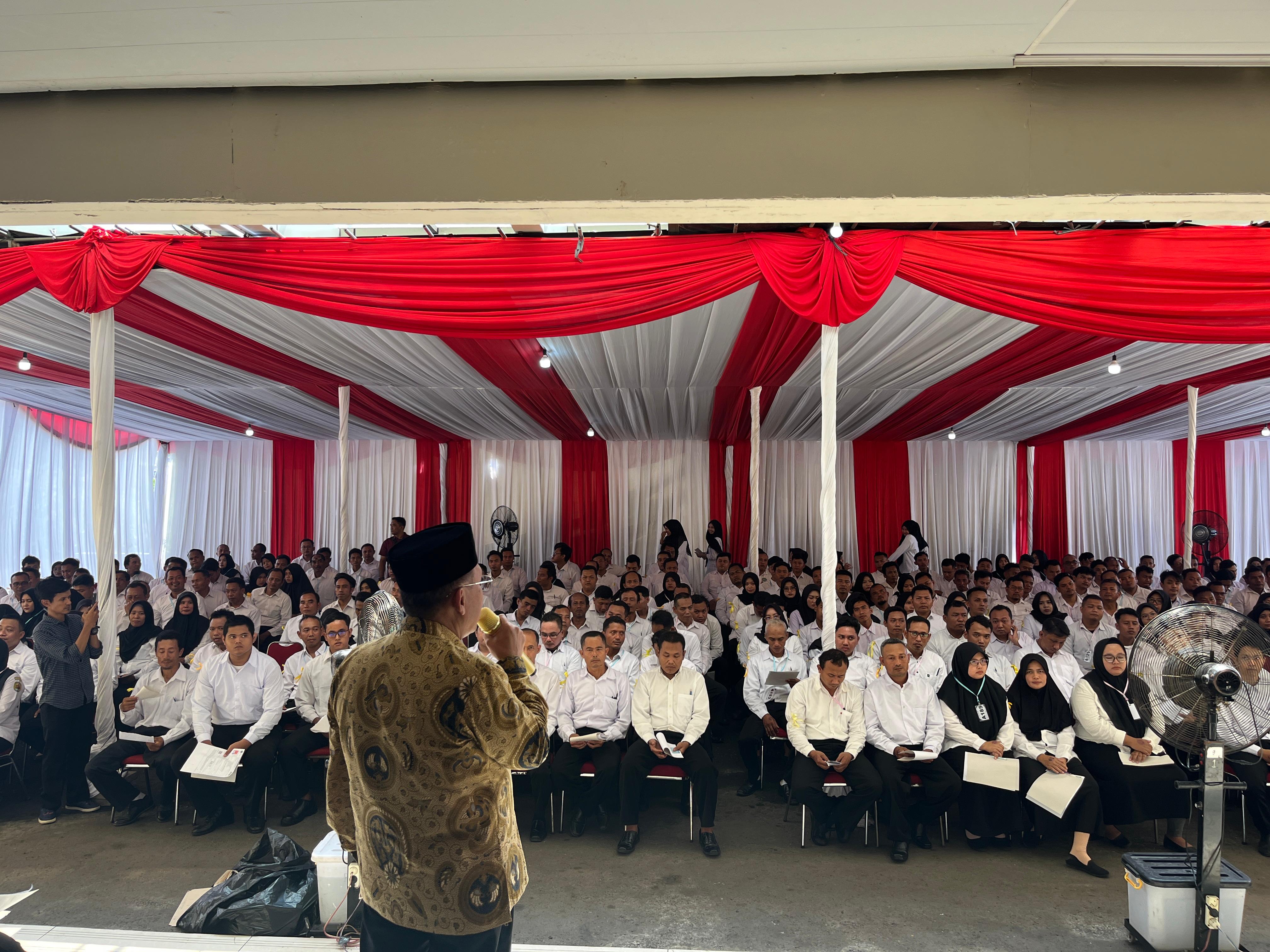 TINJAU LOKASI &ndash; Wakil Bupati Grobogan Sugeng Praseyo bersama Sekda Anang Armunanto melakukan pemantauan tes PPPK di UTC convention Semarang beberapa waktu lalu.