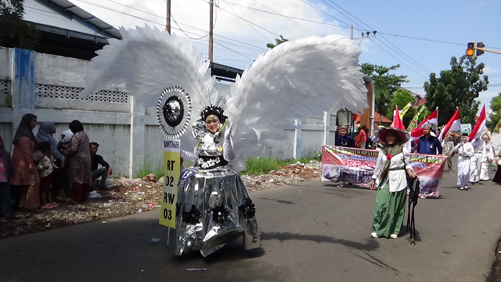GAUN DARI SAMPAH: Salah satu peserta kirab budaya sedekah bumi Desa Getas Pejaten mengenakan busana gaun yang terbuat dari sampah plastik dan barang bekas, kemarin.