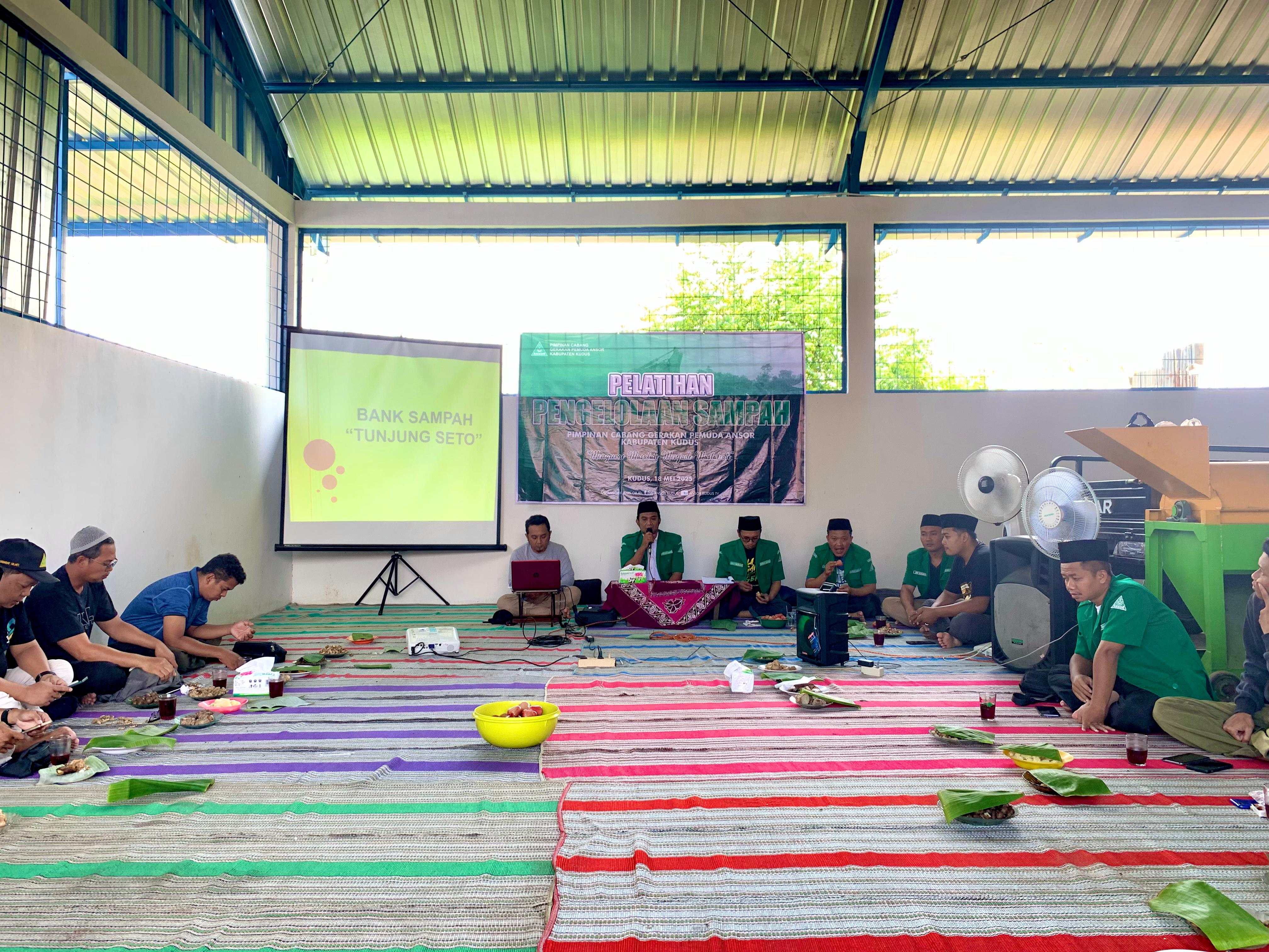 PEMAPARAN MATERI: Peserta mengikuti sesi pemaparan materi pada kegiatan Pelatihan Pengelolaan Sampah di Bank Sampah Tunjung Seto, kemarin.