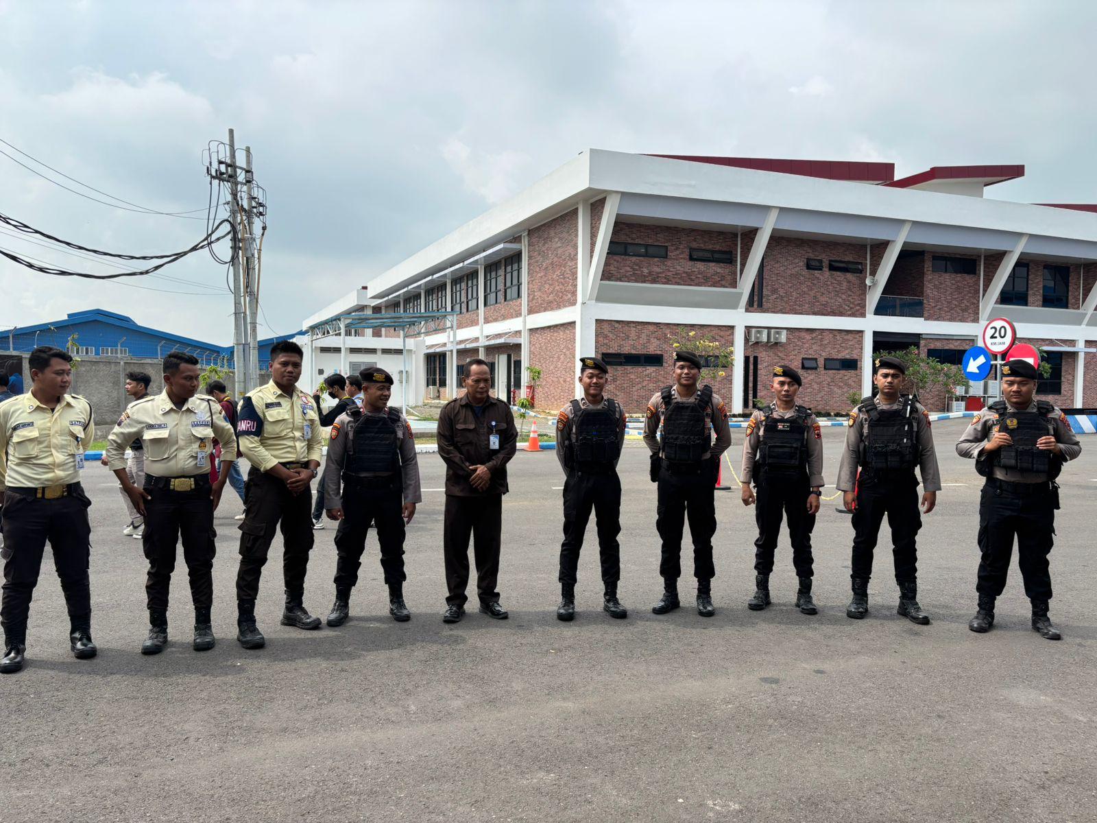 BERSIAGA: Personel Polresta Pati patroli di HWI Batangan kemarin.