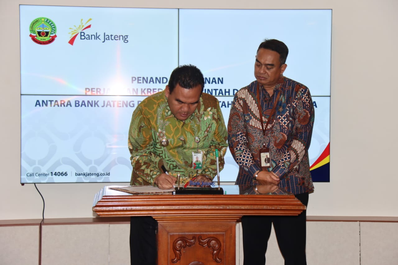 SAH: Bupati Blora Arief Rohman menandatangani kesepakatan pinjaman daerah dengan Bank Pembangunan Daerah Jawa Tengah (Bank Jateng) senilai total Rp 215 miliar.