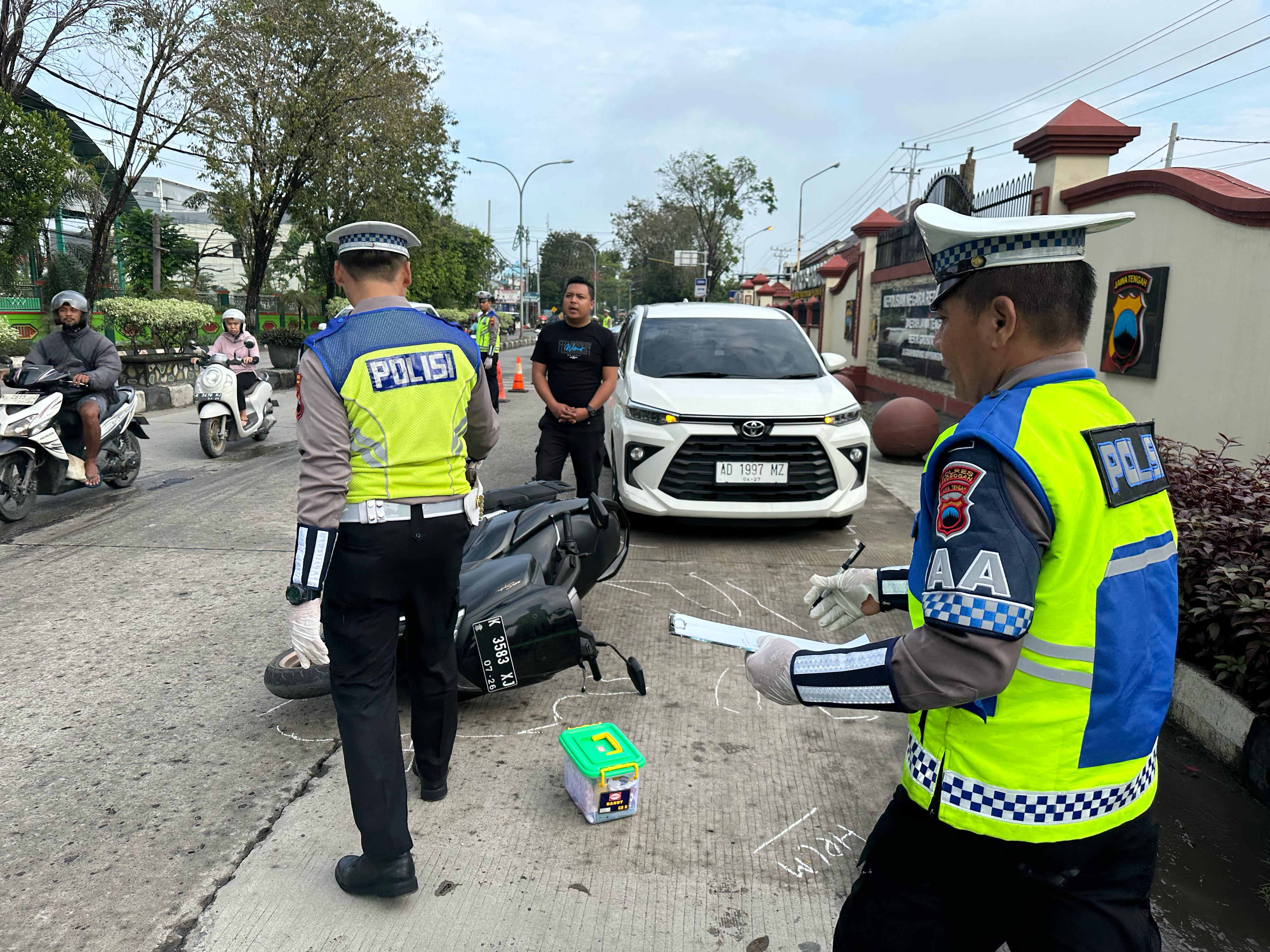 PRAKTIK: Anggota Sat Lantas Polres Grobogan saat diberikan pelatihan peningkatan kemampuan tangani laka lantas.