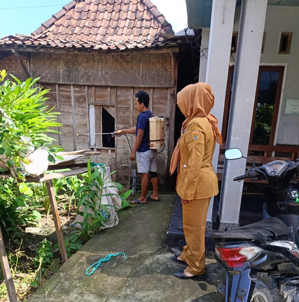 PEMERIKSAAN: Puskesmas Ngaringan saat melakukan Penyemprotan ke rumah warga Dusun Pondok Desa Sumberagung Kecamatan Ngaringan.