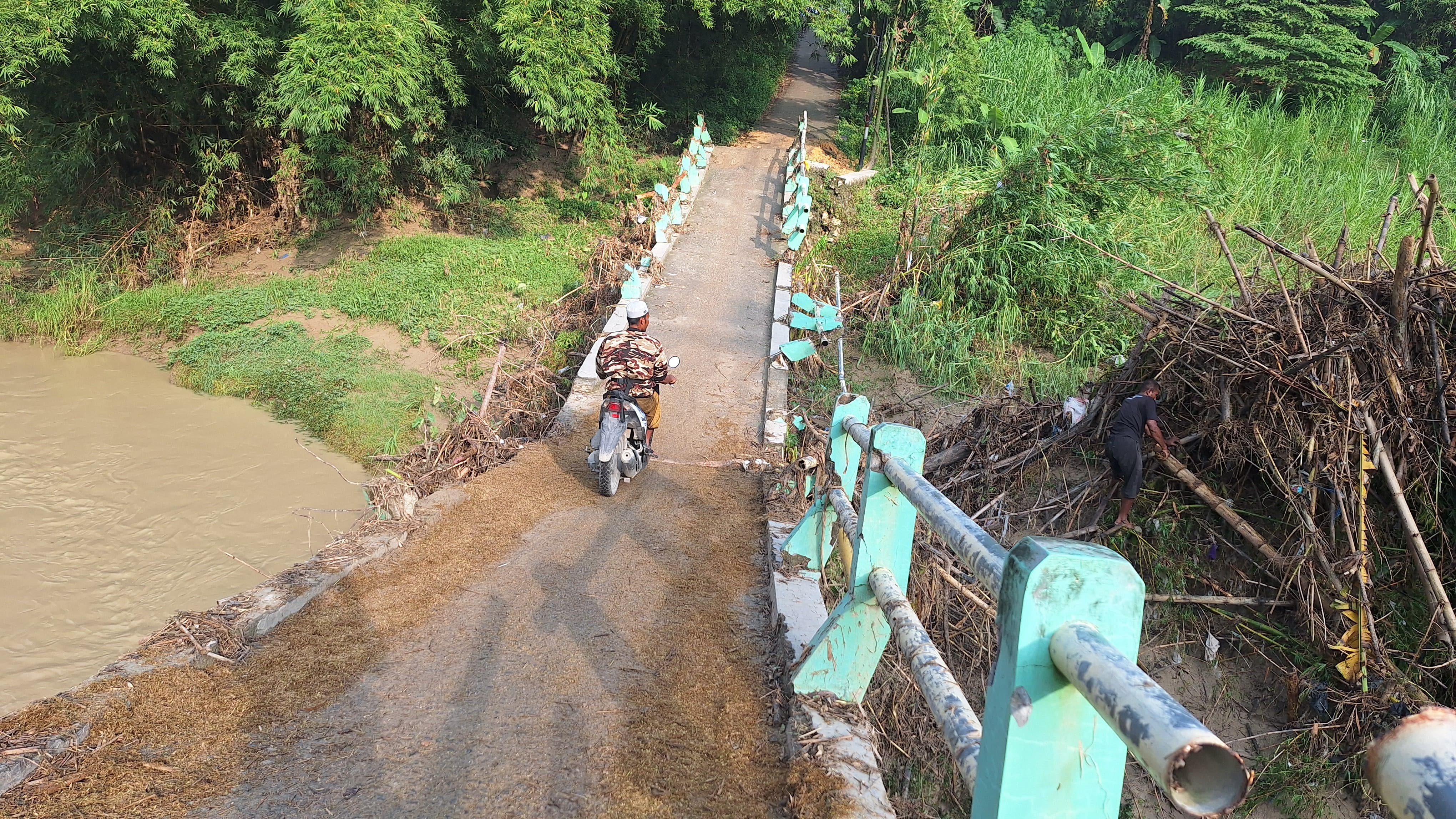 MEMPRIHATINKAN: Kondisi jembatan penghubung Desa Sidorejo dan Jatiharjo Kecamatan Pulokulon nyaris roboh.