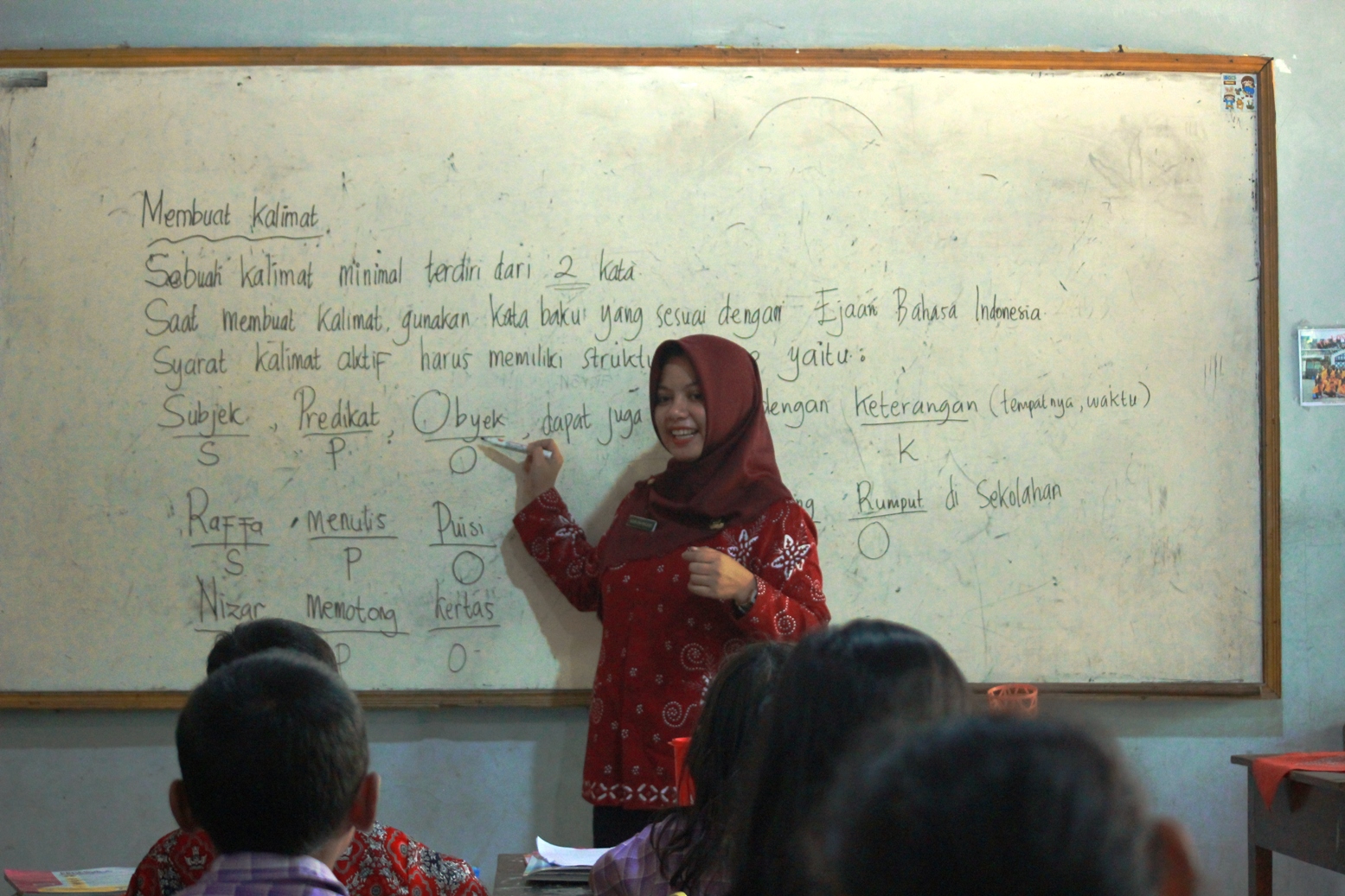 APRESIASI: Seorang guru mengajar para siswa di salah satu SD negeri Kabupaten Jepara beberapa waktu lalu.