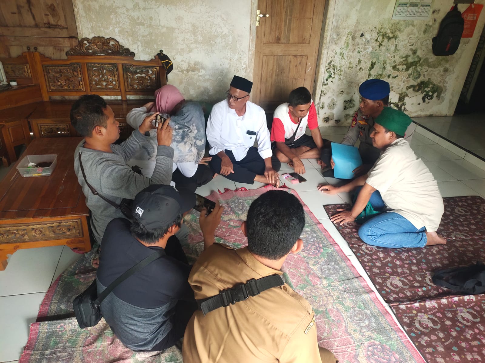 DIJENGUK: Satpol Airud Pati mendatangi rumah korban hilang di Jember belum lama ini.