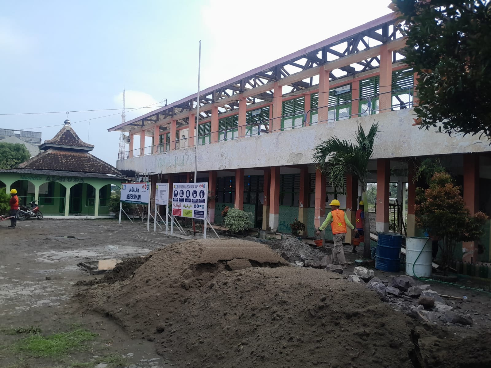 PROGRAM PRESIDEN: Proses pembangunan sekolah rakyat yang ditempatkan di Eks SDN 4 Balun. Cepu, Kabupate Blora.