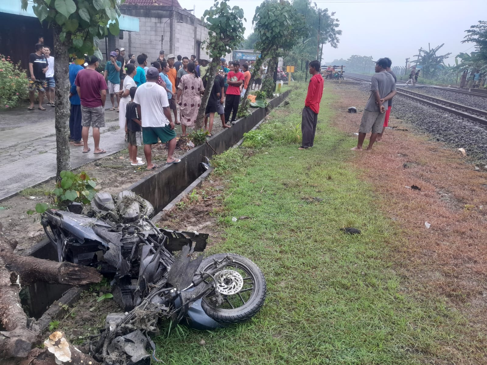 REMUK: Kondisi sepeda motor milik korban tertemper KA Blora Jaya di perlintasan sebidang swadaya di petak jalan antara Stasiun Jambon dan Stasiun Gambringan.