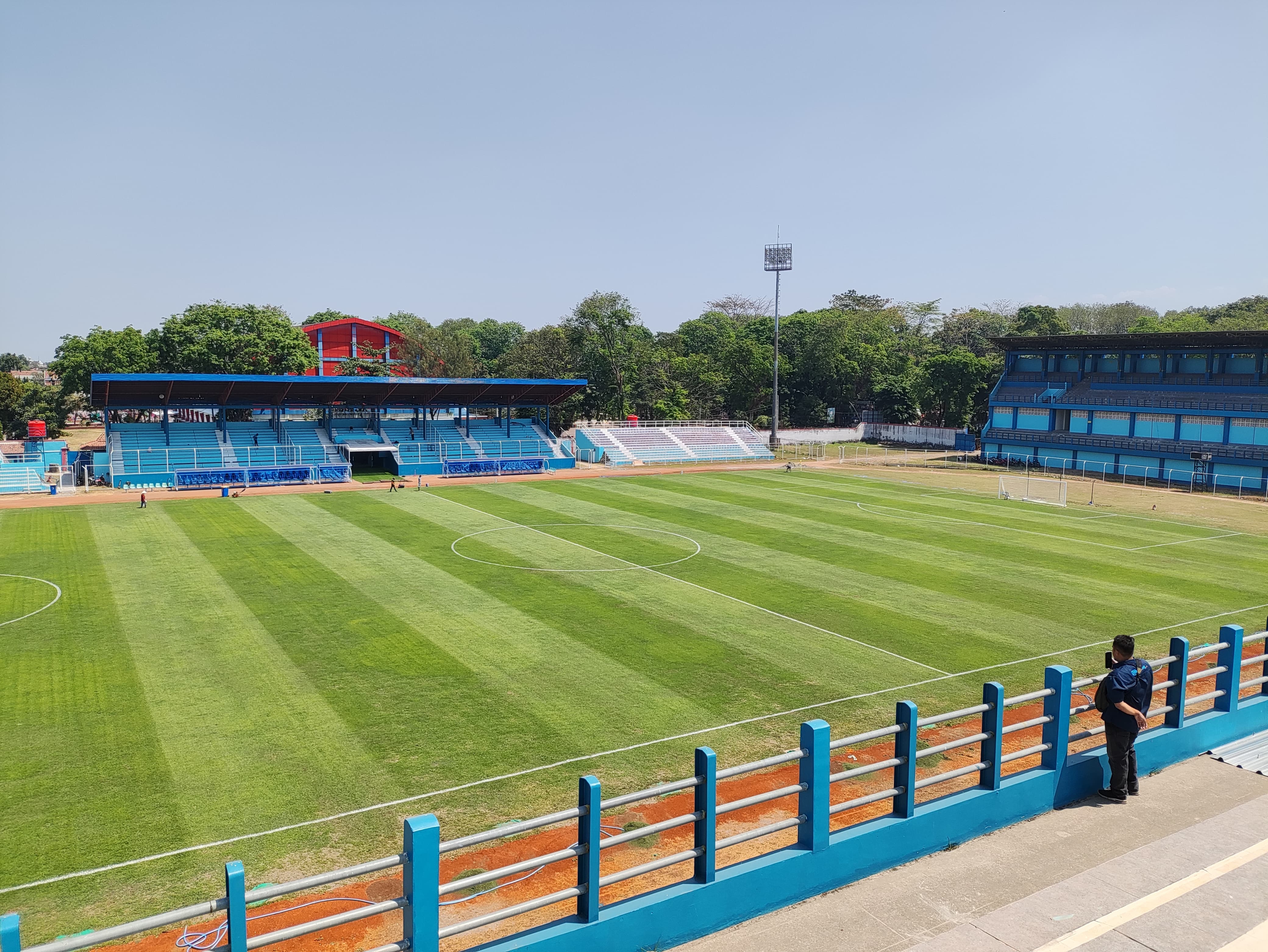 ANGIN SEGAR: Pekerja merawat rumput di Stadion Wergu Wetan.