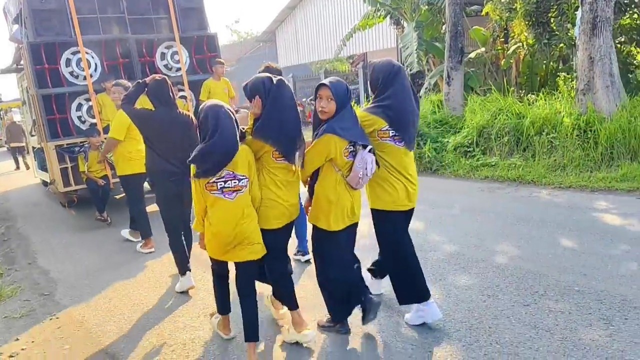 JALAN: Warga Desa Tambahmulyo, Jakenan merayakan sedekah bumi dengan soun horeg belum lama ini.