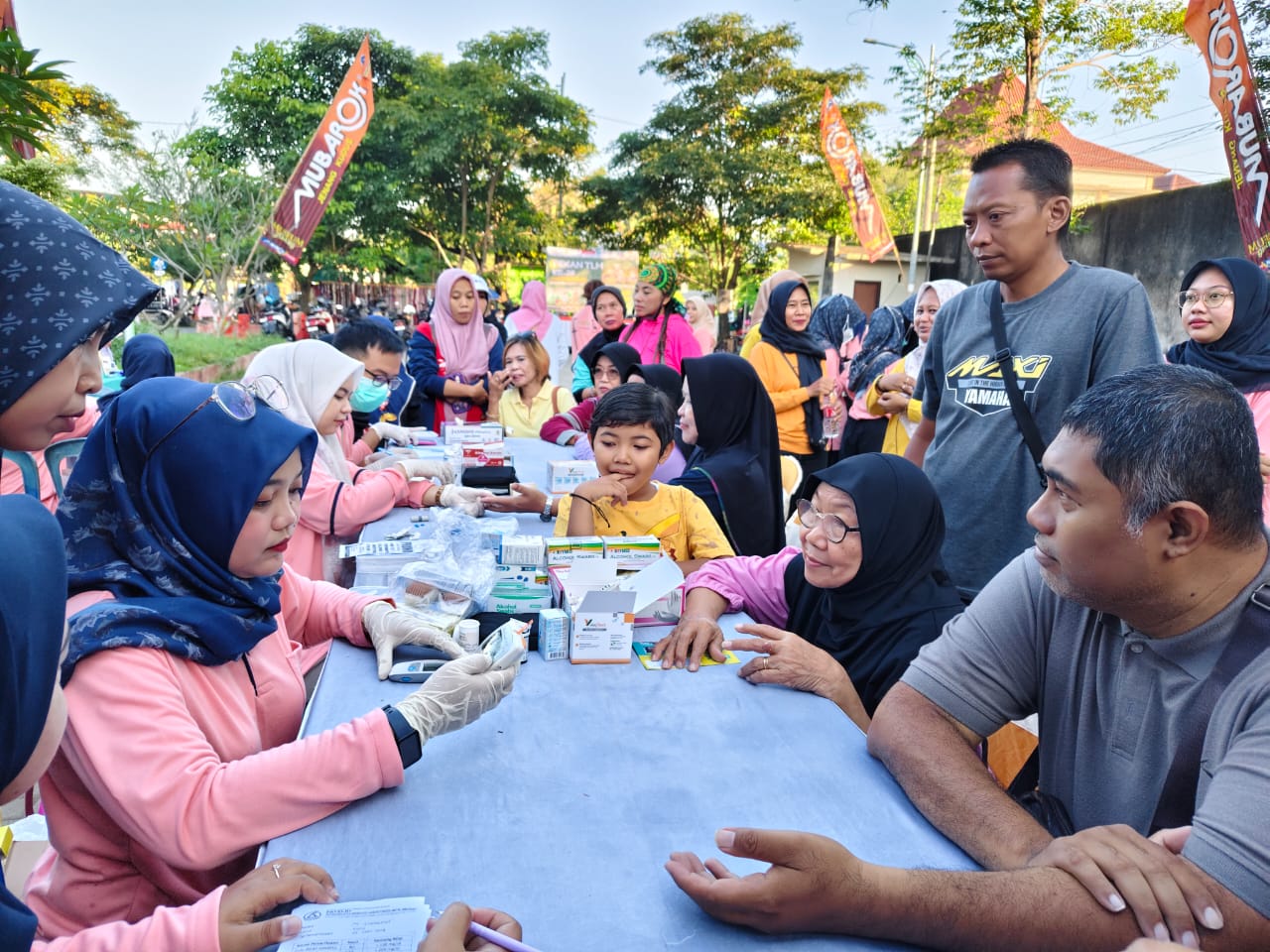 BERI KONTRIBUSI: Warga mengikuti cek kesehatan gratis yang diselenggarakan oleh PATELKI Kudus.