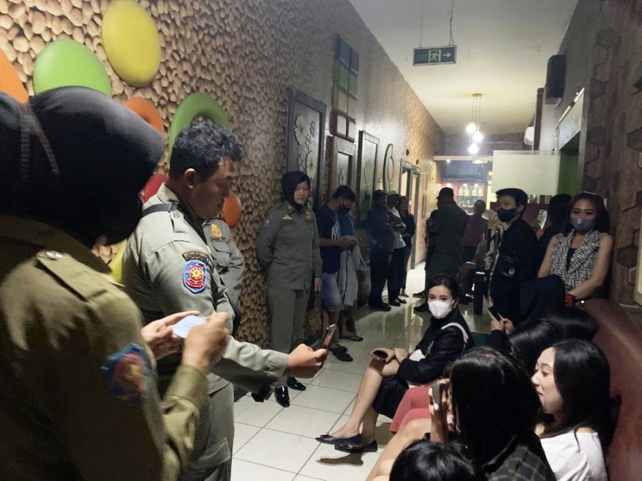 DICEK: Satpol PP Pati mendatangi salah satu tempat karaoke belum lama ini.
