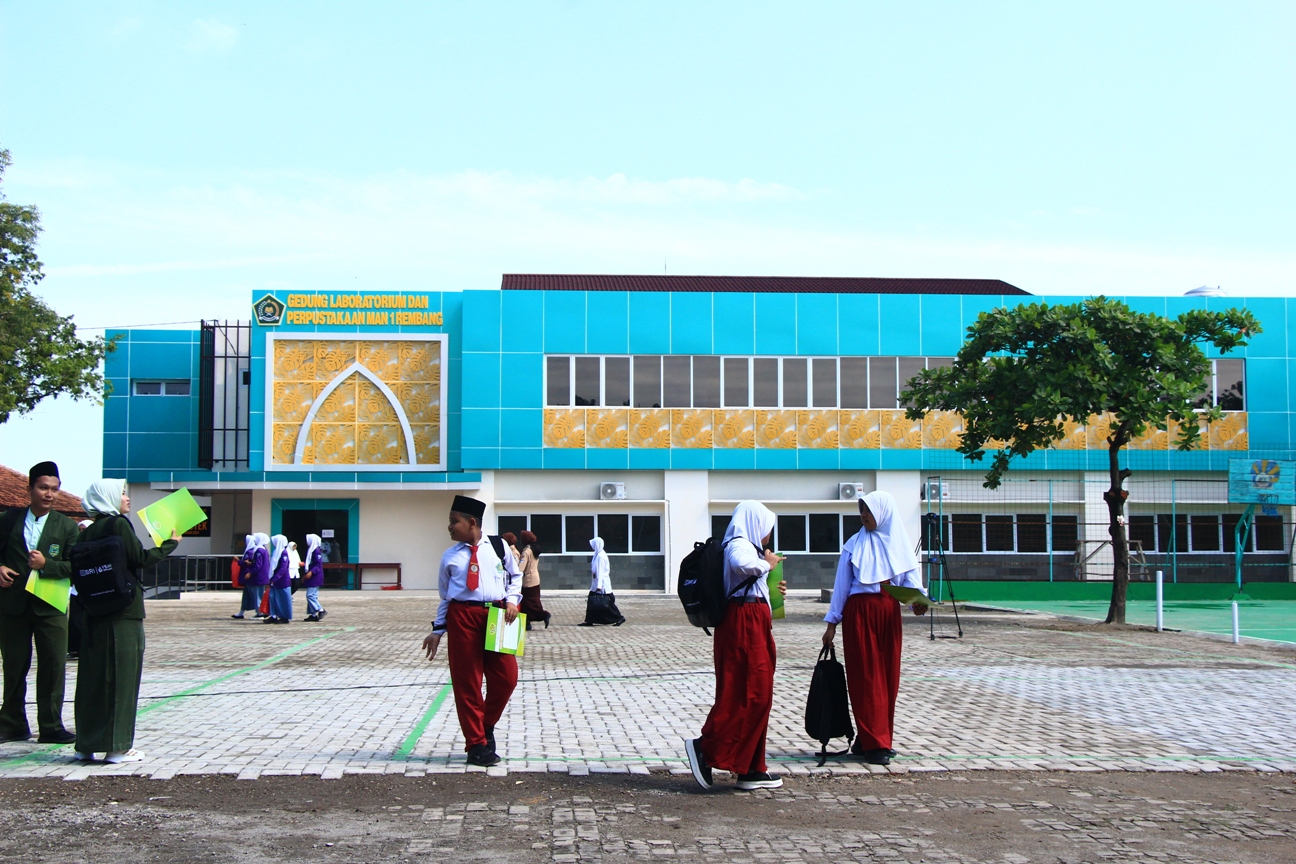 DITERAPKAN: Siswa madrasah berada di depan gedung labolatorium. Mereka mulai bulan depan akan menerapkan program melati.