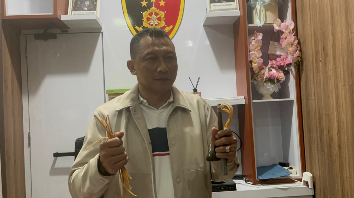 DIPEGANG: Kasat Reskrim Polresta Pati, AKP Heri Dwi Utomo menunjukkan barang bukti pengrusakan di kantornya kemarin.