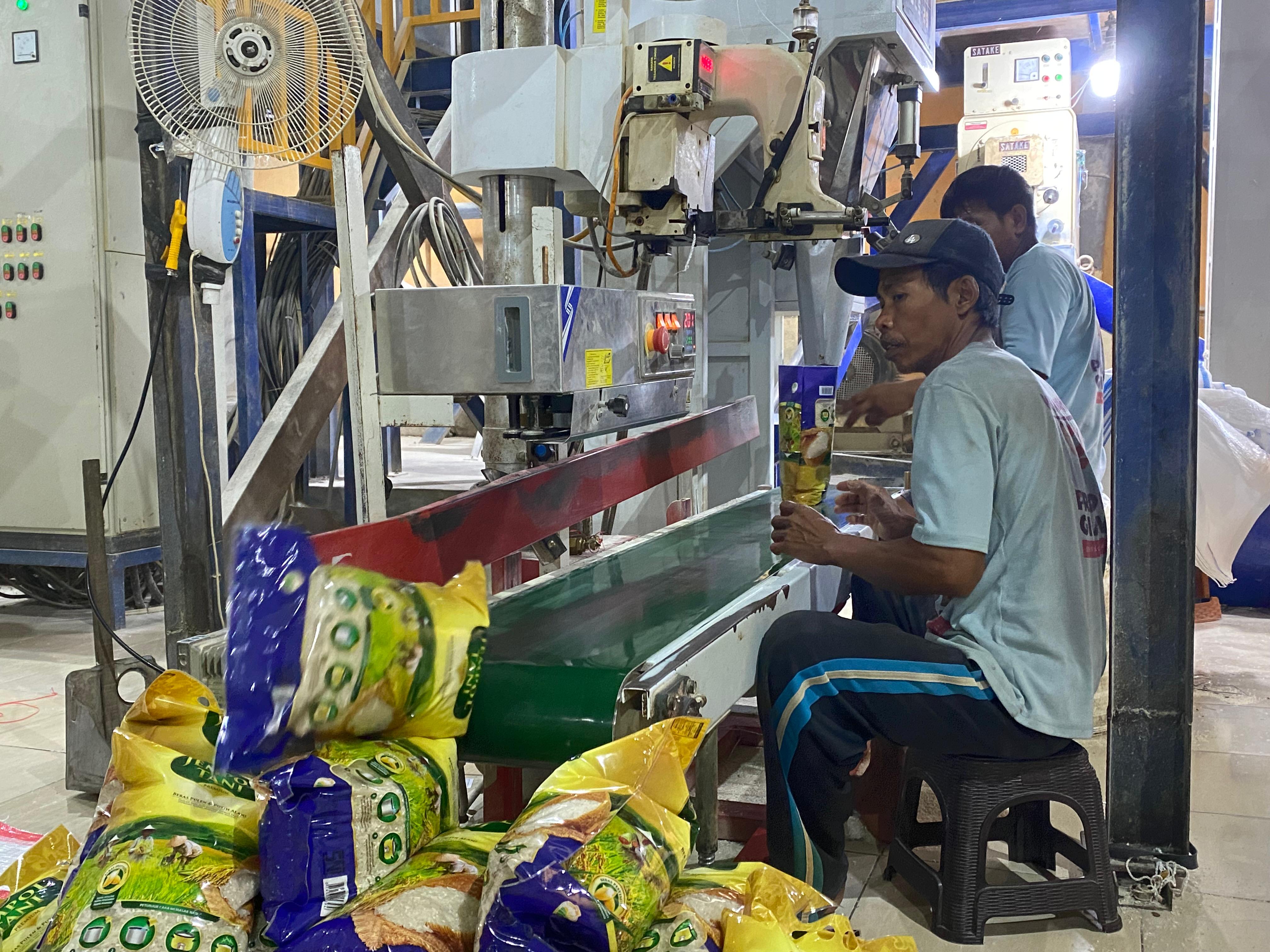 INDUSTRI PABRIK: Pekerja pabrik beras yang tengah melakukan pengemasan di Kecamatan Ngawen.