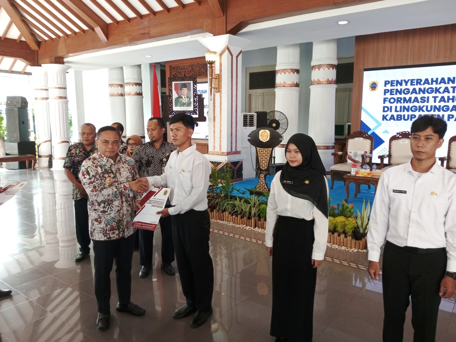 Bupati Pati Sudewo menyerahkan SK pengangkatan CPNS formasi tahun 2024 di pendopo kabupaten sore kemarin.