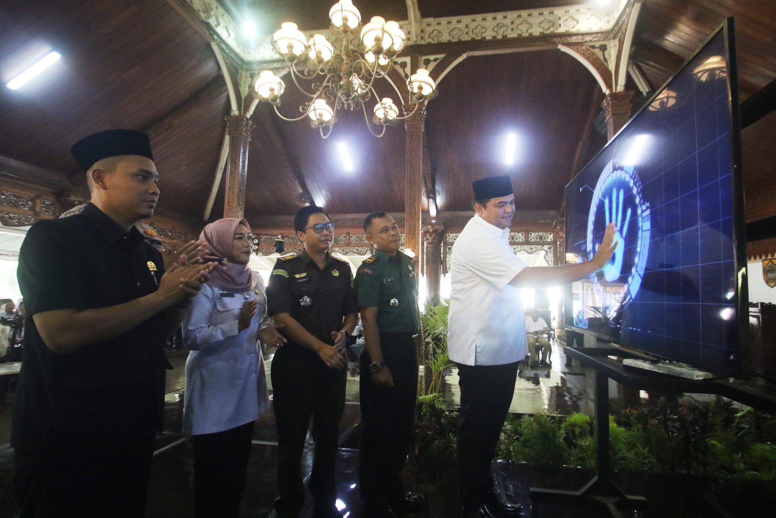 INOVASI: Wakil Bupati M. Ibnu Hajar meresmikan Program Kartu Kader Kesehatan Sejahtera (K3S) di Pendapa RA Kartini Jepara kemarin.