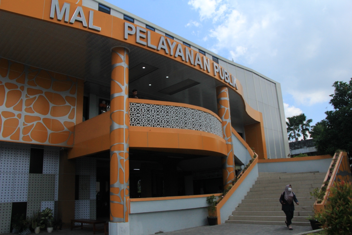 BERKEMBANG: Seorang pegawai turun dari tangga MPP usai mengurus pelayanan. Tiap Hari Layani 300 Masyarakat, Integrasikan MPP Digital