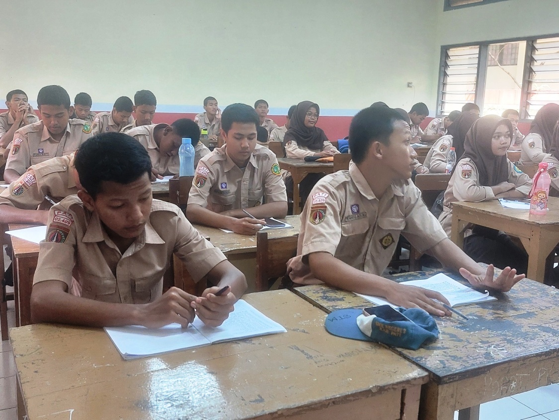 DUDUK: Siswa di salah satu sekolahan di Pati sedang belajar di ruang kelas belum lama ini.