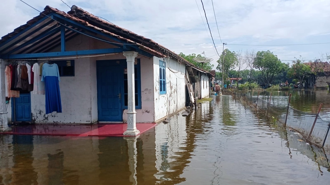TERGENANG: Salah satu rumah di Desa Tunggulsari, Tayu terkena rob kemarin.